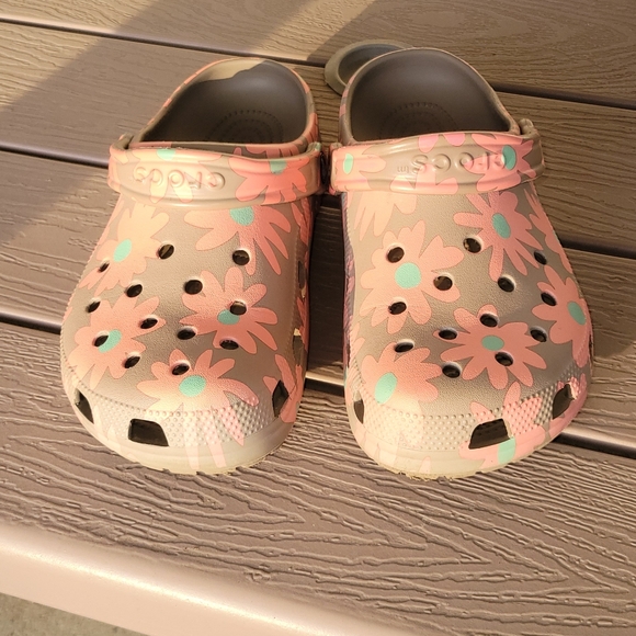 Womens Crocs - Pink and Tan Size 8 - Picture 4 of 7